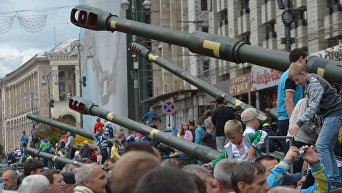 Выставка военной техники в центре Киева и дети