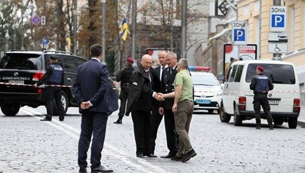 Секретарь СНБО Александр Турчинов на месте взрыва в Киеве
