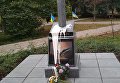 В Киеве облили краской памятник в виде вонзенного в карту РФ меча
