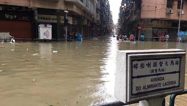 Мощный тайфун Пакхар обрушился на юг Китая