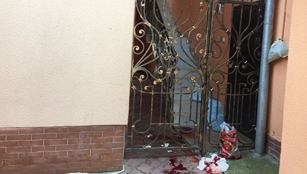 В центре Ужгорода мужчина проткнул живот на воротах и истек кровью