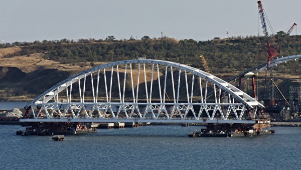 Арку Крымского моста переместили на плавучие опоры