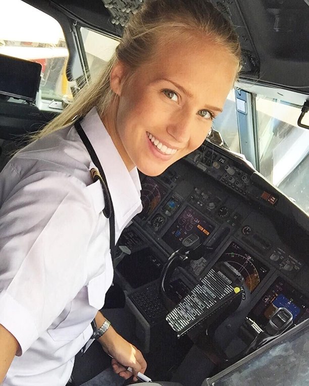 Чертовски красивая девушка-пилот из Швеции