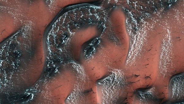NASA показало, как выглядят снежные дюны Марса