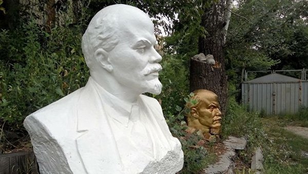 Импровизированный музей бюстов Ленина под открытым небом