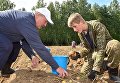 Президент Белоруссии Александр Лукашенко с сыном выкопали на выходные 105 тонн картошки