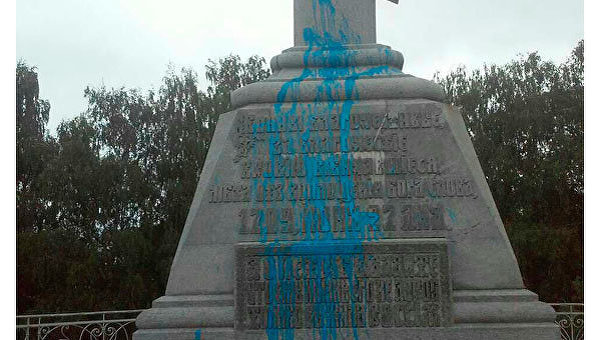 Неизвестные облили синей краской крест на братской могиле русских воинов в Полтаве
