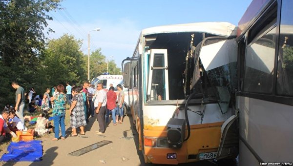 В Казахстане столкнулись два автобуса и легковушки