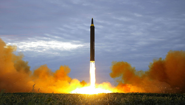 Запуск межконтинентальной баллистической ракеты Hwasong-12. Архивное фото