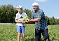 Президент Беларуси Александр Лукашенко на уборке бахчевых культур