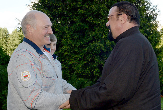 Белорусский президент Александр Лукашенко принял у себя в резиденции известного американского актера Стивена Сигала