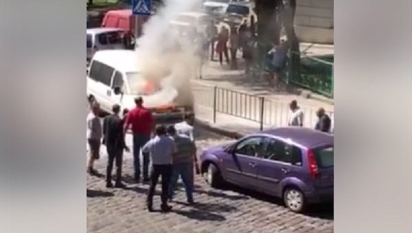 В центре Львова загорелся автомобиль