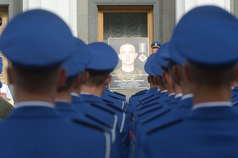 Открытия памятной доски возле Верховной Рады в честь погибших военнослужащих Национальной гвардии Украины