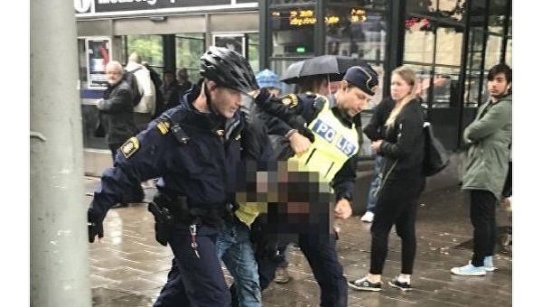 Неизвестный с ножом набросился на полицейского в Стокгольме
