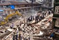 Пожарные и спасатели ищут выживших на месте рухнувшего здания в Мумбаи