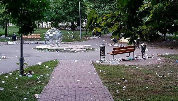 Первокурсники за одну ночь превратили парк киевского политеха в свалку