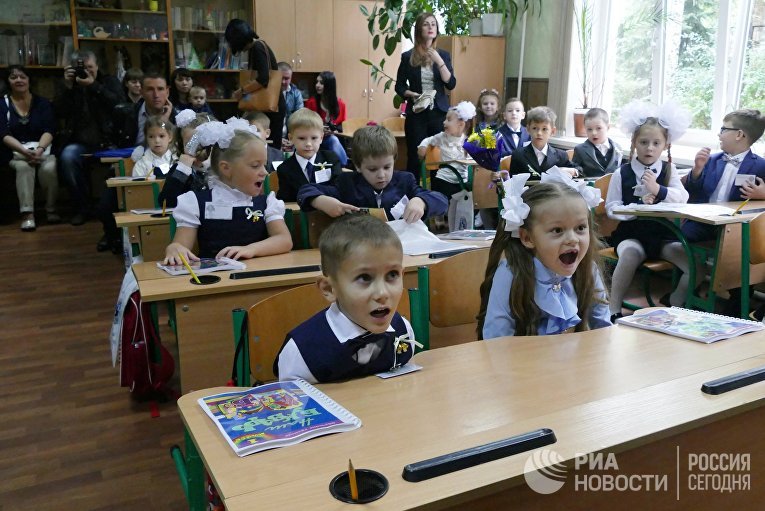 Первый звонок и торжественная линейка в средней специализированной физико- математической школе №17 города Донецка