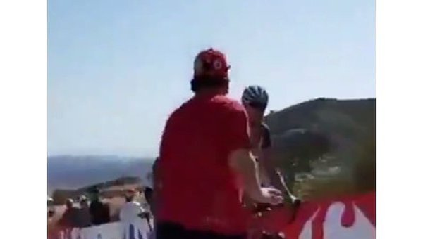 Фанат столкнул в канаву российского велогонщика на соревнованиях