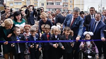 Петр Порошенко принял участие в открытии новой общеобразовательной школы Мобиль во время рабочей поездки в Харьковскую область