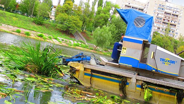 Русановский канал в Киеве чистят при помощи специальных плавающих танков