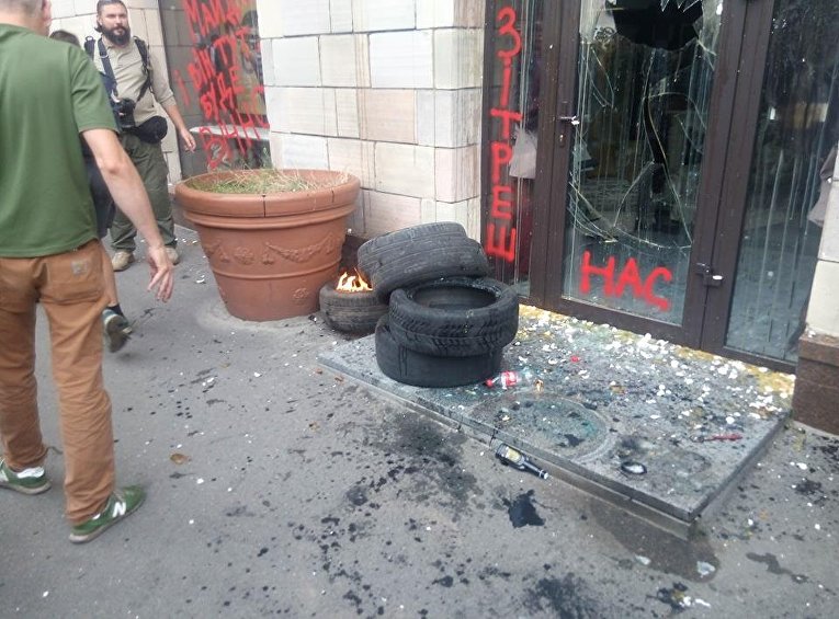 В Киеве разгромили магазин на ул. Грушевского