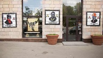В Киеве с фасада магазина стерли граффити времен Евромайдана