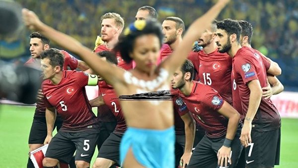 Обнаженная активистка организации Femen выбежала на футбольное поле