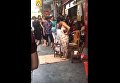 Китаянка родила на улице. Видео