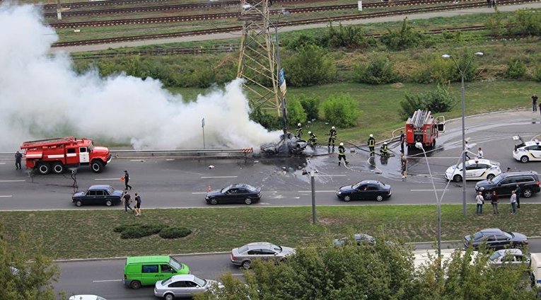 В Киеве авто врезалось в столб и загорелось