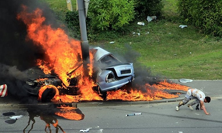 Мужчина выбрался из горящей машины в Киеве