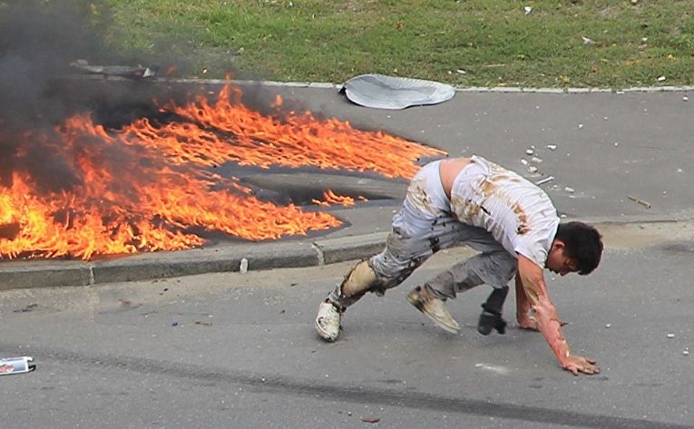 Мужчина выбрался из горящего автомобиля в Киеве