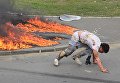 Мужчина выбрался из горящего автомобиля в Киеве
