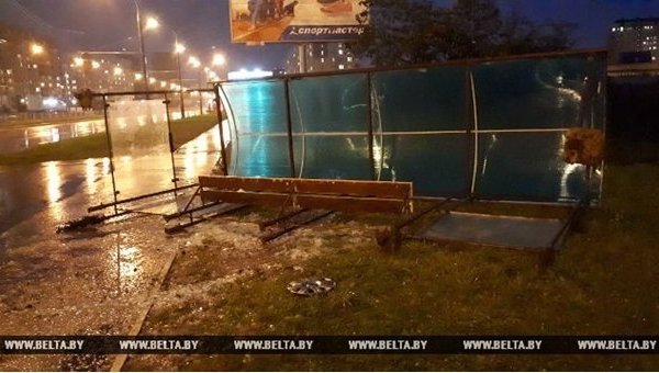 Ветер опрокинул остановочный павильон в Минске