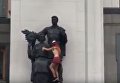 Femen оголилась около входа в Раду. Видео