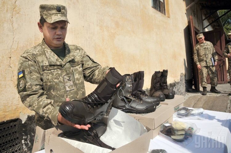 Военнослужащий проверяет обувь, которую отправят в воинские части, в зону АТО, на одном из военных складов в Харькове