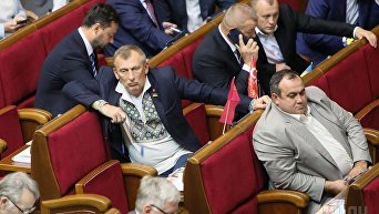 Народный депутат Александр Сугоняко, слева, во время заседания Верховной Рады Украины, в Киеве, 5 сентября 2017 г.