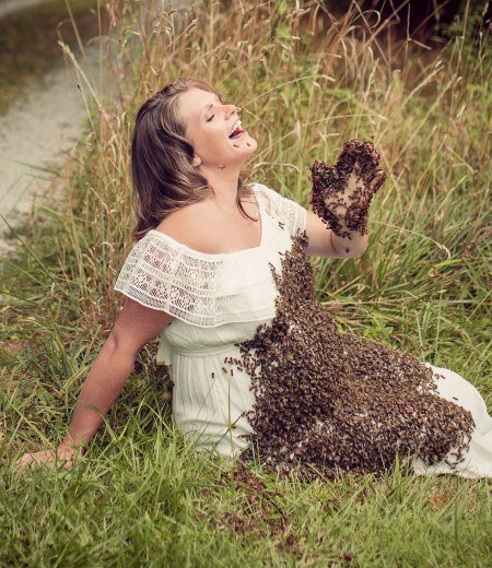 Беременная американка устроила фотосессию с роем пчел