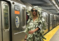 Звезда Playboy проехалась в метро в платье из долларов