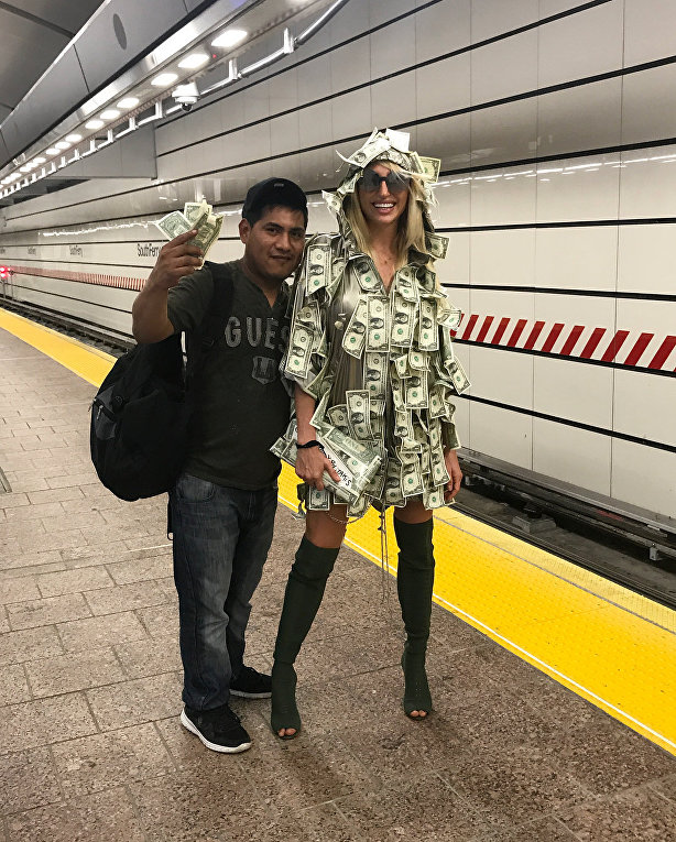 Звезда Playboy проехалась в метро в платье из долларов