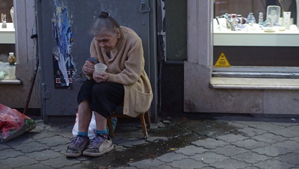Одесса. Пожилая женщина просит милостыню
