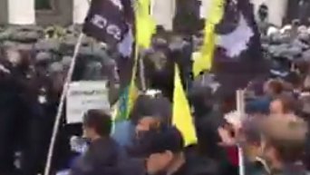 Под гимн Украины. Полиция оттеснила протестующих от стен Рады