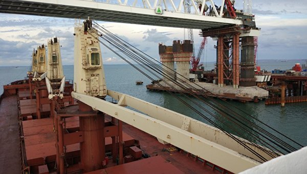 Через Керченский мост прошло первое судно, которое обслуживалось в Мариупольском порту