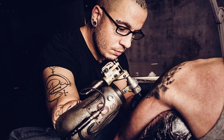 Первый в мире протез в виде тату машинки сделал француз ДжейЭл Гонзал (JL Gonzal) для ДжейСи Шеитана Тенета (JC Sheitan Tenet) в Лионе в 2016 году.