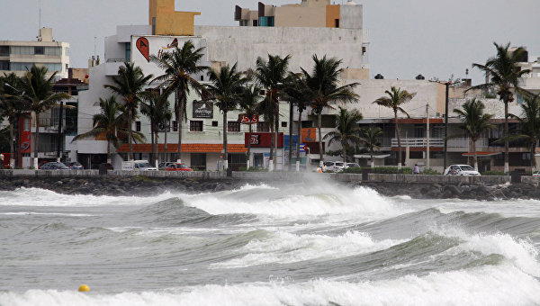 Волны прорываются над морской стеной впереди урагана Катя в Веракрусе