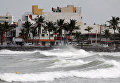 Волны прорываются над морской стеной впереди урагана Катя в Веракрусе