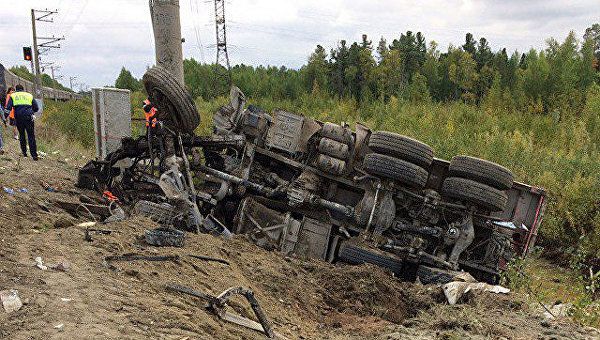 На месте столкновения пассажирского поезда с грузовиком в Ханты-Мансийском автономном округе России, 9 сентября 2017