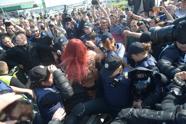Задержание активистки Femen на границе в день приезда Михаила Саакашвили