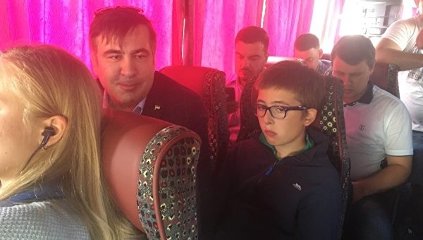 Михаил Саакашвили с сыном в автобусе