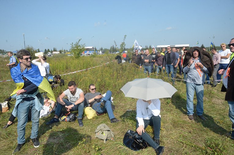 Ситуация в пункте пропуска Краковец на украинско-польской границе в ожидании Саакашвили