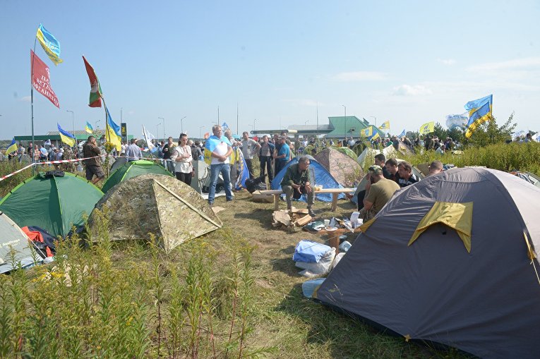 Ситуация в пункте пропуска Краковец на украинско-польской границе в ожидании Саакашвили